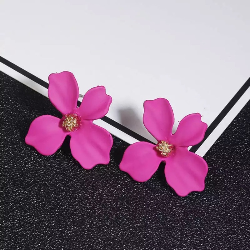 “Riya” Minimalist Cute Gold Floral Stud Earring - Picture 6 of 13